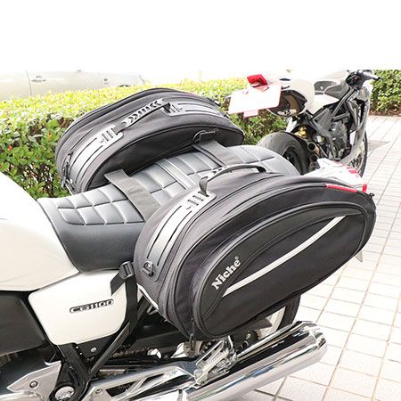 Moottoripyörän satulalaukut kiinnitetään suoraan takaistuimeen käyttäen tarranauhoja ja sivuhihnoja.